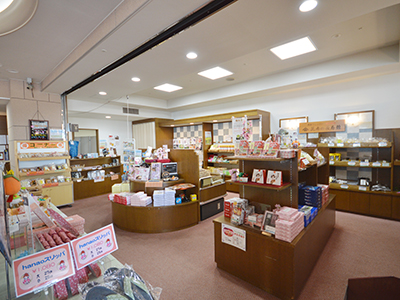 熱海の地元ならではの様々なお土産品を多数ご用意